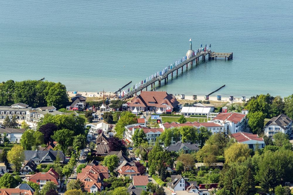 Zingst von oben - Wasseroberfläche an der Meeres- Küste mit Seebrücke in Zingst im Bundesland Mecklenburg-Vorpommern, Deutschland