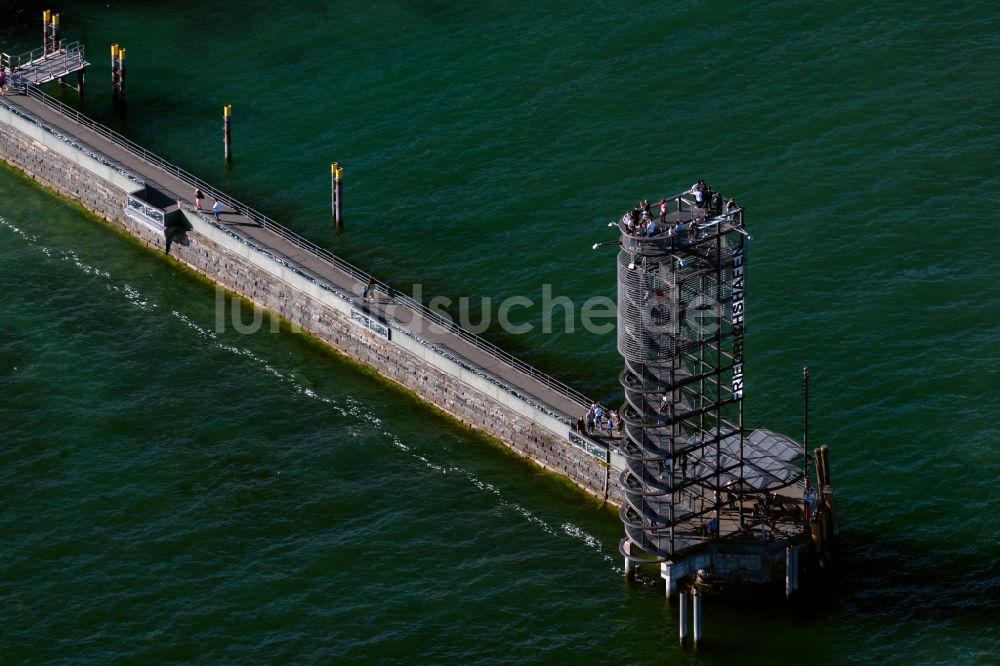 Luftaufnahme Friedrichshafen - Wasseroberfläche von Bodensee mit der Mole und Aussichtsturm in Friedrichshafen im Bundesland Baden-Württemberg, Deutschland
