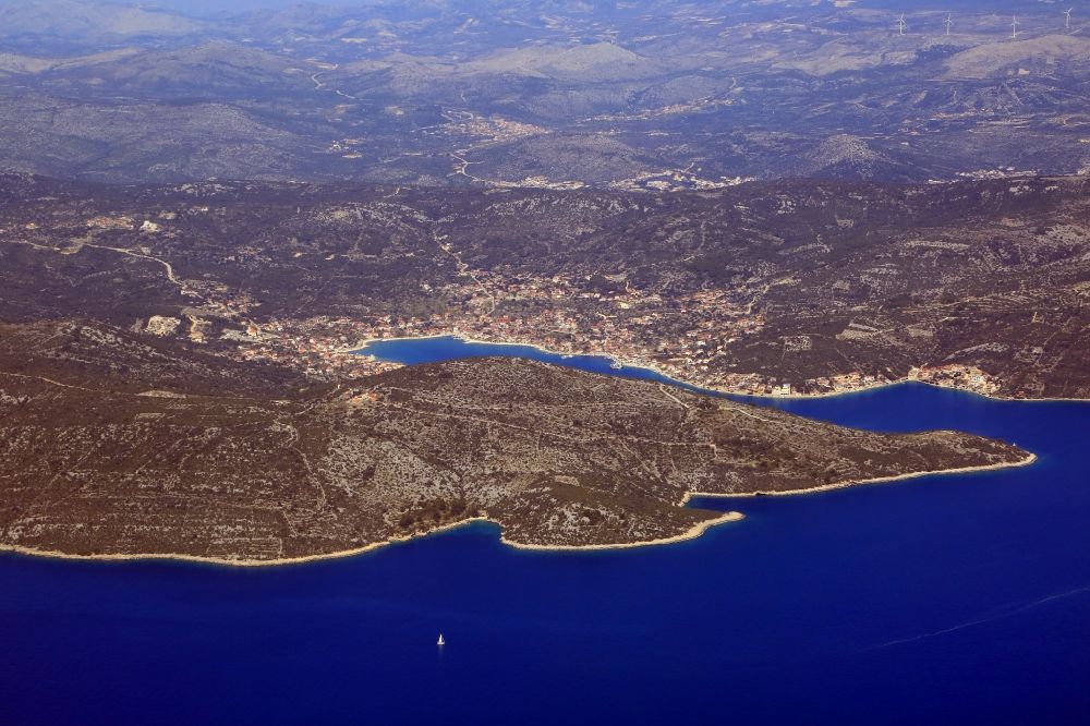 Vinisce von oben - Wasseroberfläche an der Bucht entlang der Meeres- Küste Adriatisches Meer in Vinisce in Splitsko-dalmatinska zupanija, Kroatien