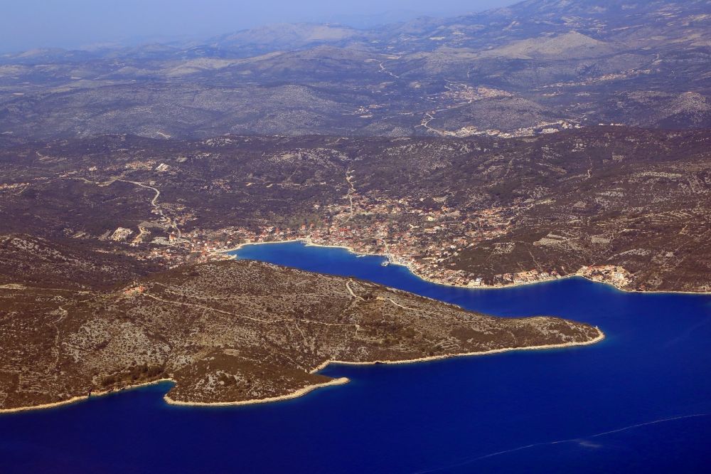 Vinisce aus der Vogelperspektive: Wasseroberfläche an der Bucht entlang der Meeres- Küste Adriatisches Meer in Vinisce in Splitsko-dalmatinska zupanija, Kroatien