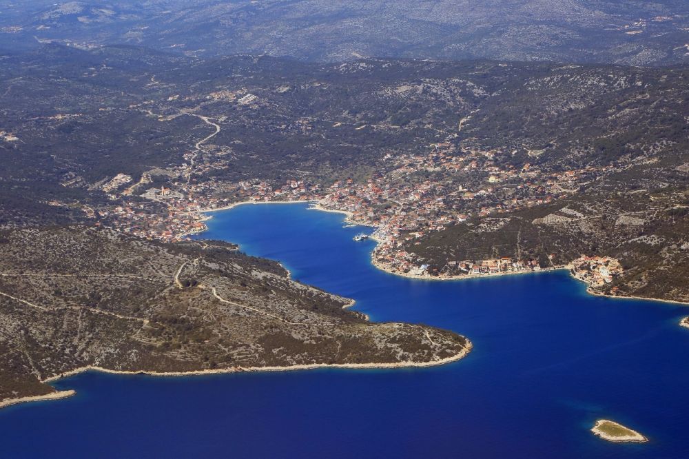 Luftbild Vinisce - Wasseroberfläche an der Bucht entlang der Meeres- Küste Adriatisches Meer in Vinisce in Splitsko-dalmatinska zupanija, Kroatien