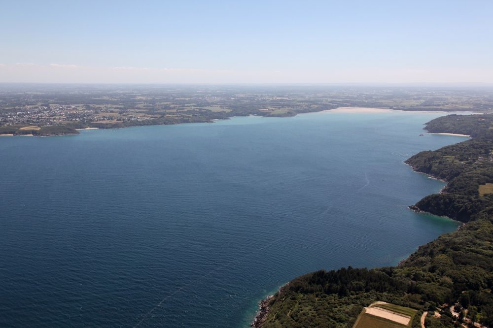 Luftbild Plevenon - Wasseroberfläche an der Bucht entlang der Meeres- Küste der Baie de Fresnaye in Plevenon in Bretagne, Frankreich