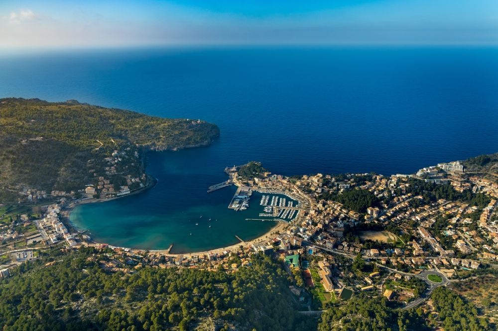 Luftbild Port de Soller - Wasseroberfläche an der Bucht entlang der Meeres- Küste Balearen-Meer in Port de Soller auf der balearischen Mittelmeerinsel Mallorca, Spanien