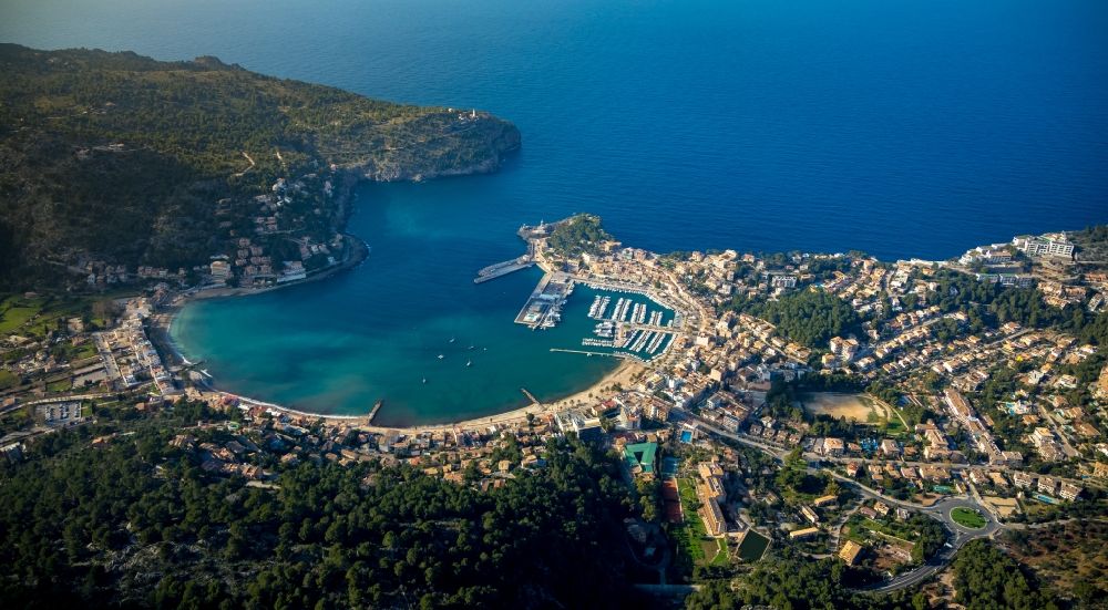 Luftaufnahme Port de Soller - Wasseroberfläche an der Bucht entlang der Meeres- Küste Balearen-Meer in Port de Soller auf der balearischen Mittelmeerinsel Mallorca, Spanien