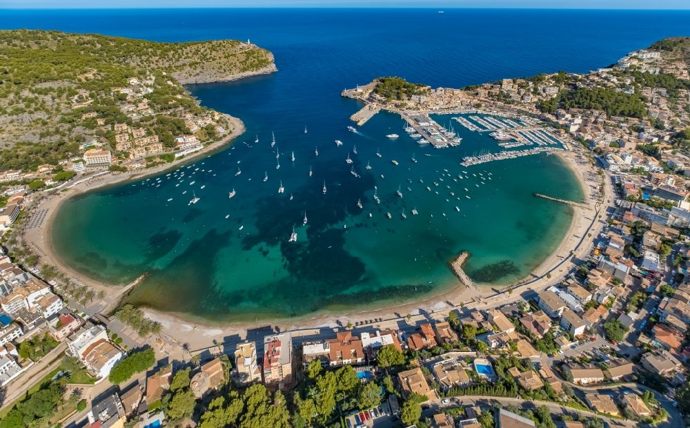 Luftbild Port de Soller - Wasseroberfläche an der Bucht entlang der Meeres- Küste des Balearen-Meer in Port de Soller auf der balearischen Mittelmeerinsel Mallorca, Spanien
