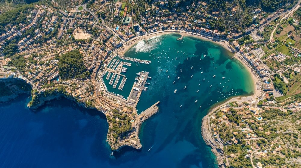 Luftaufnahme Port de Soller - Wasseroberfläche an der Bucht entlang der Meeres- Küste des Balearen-Meer in Port de Soller auf der balearischen Mittelmeerinsel Mallorca, Spanien