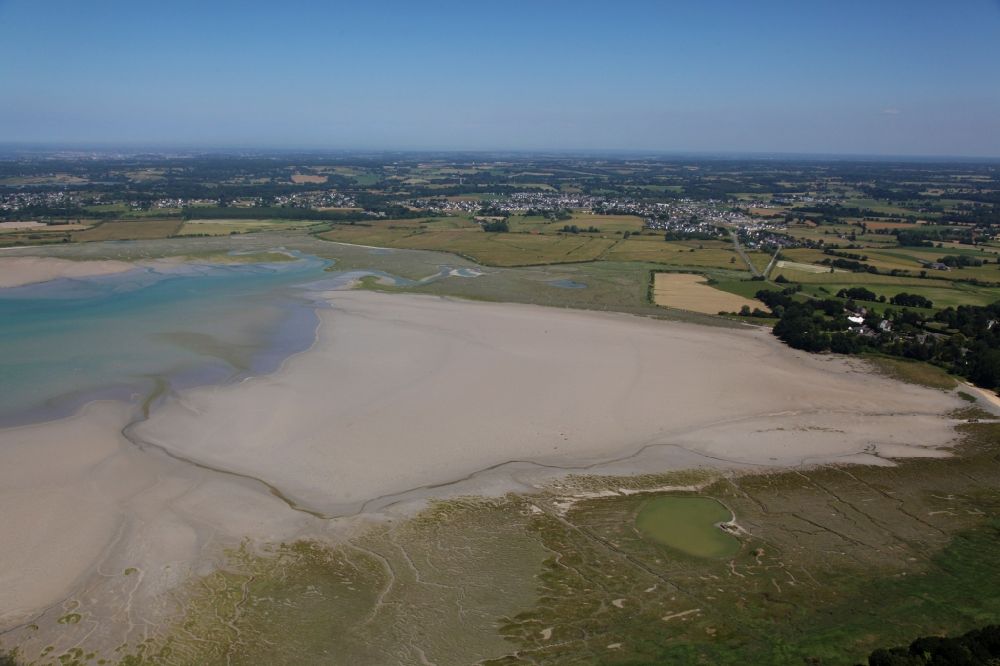 Luftaufnahme Lancieux - Wasseroberfläche an der Bucht entlang der Meeres- Küste bei Lancieux in Bretagne, Frankreich