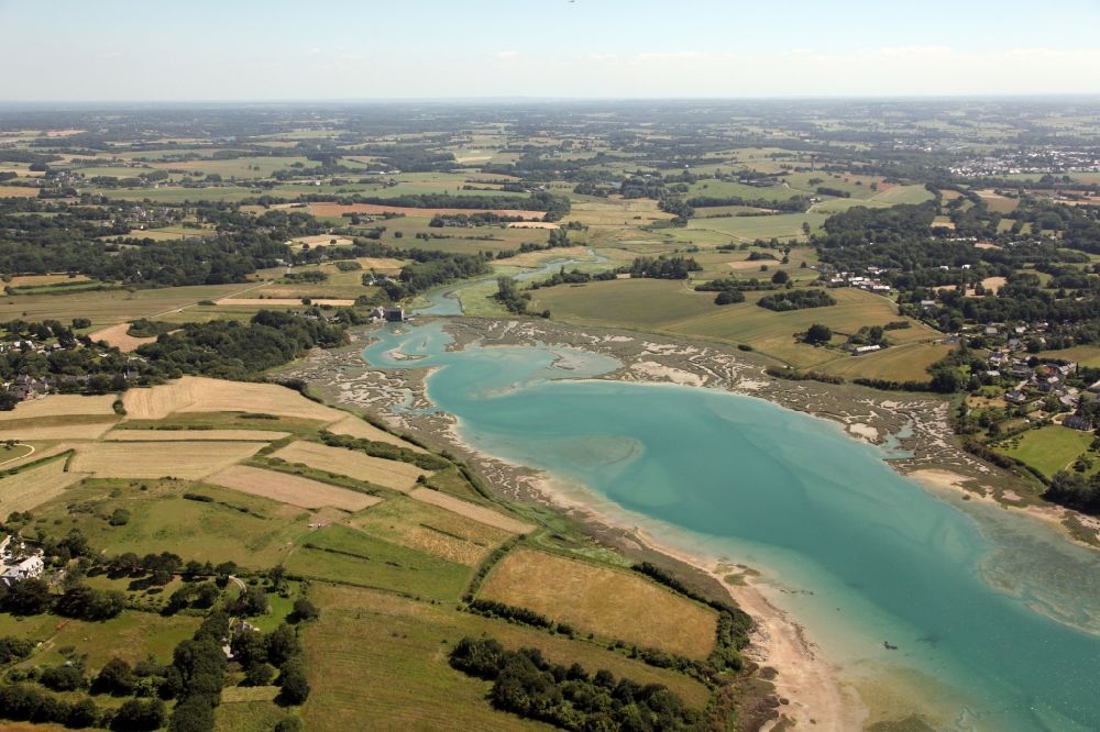Luftbild Saint-Briac-sur-Mer - Wasseroberfläche an der Bucht entlang der Meeres- Küste im Bereich der Mündung des Flusses Le Drouet in Saint-Briac-sur-Mer in Bretagne, Frankreich
