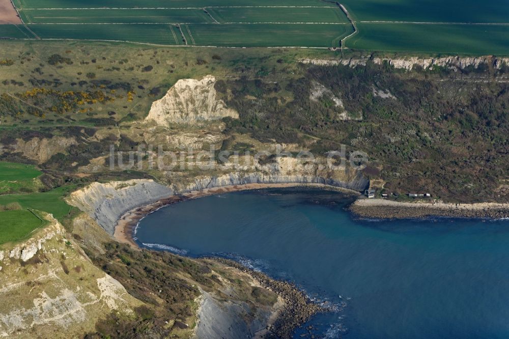 Luftbild Worth Matravers - Wasseroberfläche an der Bucht entlang der Meeres- Küste des Ärmelkanal Chapman's Pool in Worth Matravers in England, Vereinigtes Königreich