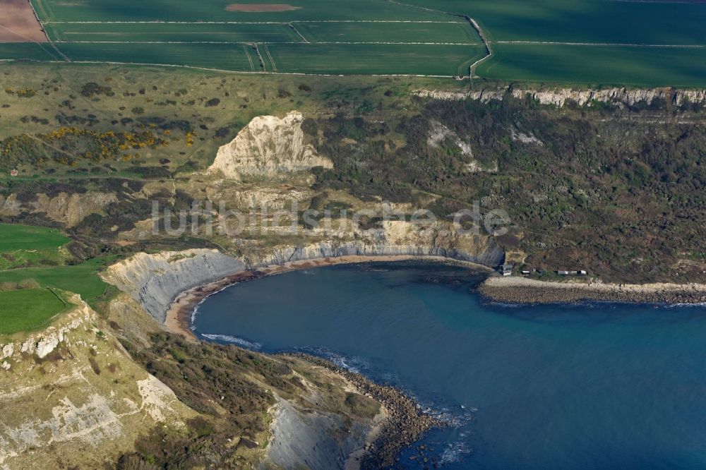 Luftaufnahme Worth Matravers - Wasseroberfläche an der Bucht entlang der Meeres- Küste des Ärmelkanal Chapman's Pool in Worth Matravers in England, Vereinigtes Königreich
