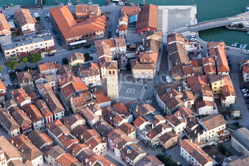 Luftbild Marano Lagunare - Wasseroberfläche entlang des Molenverlaufes an der Meeres- Küste der Adria in Marano Lagunare in Friuli-Venezia Giulia, Italien