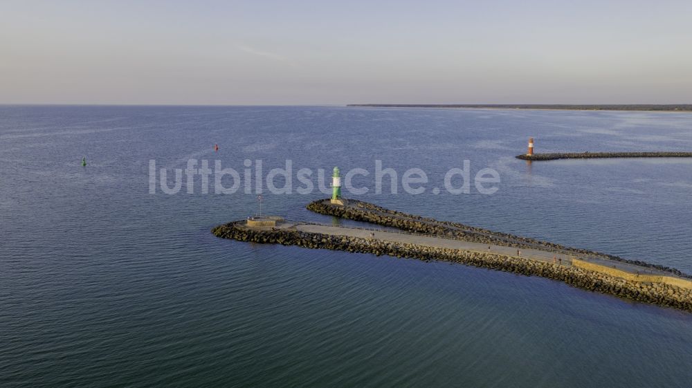 Luftbild Rostock - Wasseroberfläche entlang des Molenverlaufes an der Meeres- Küste der Ostsee im Ortsteil Warnemünde in Rostock im Bundesland Mecklenburg-Vorpommern, Deutschland