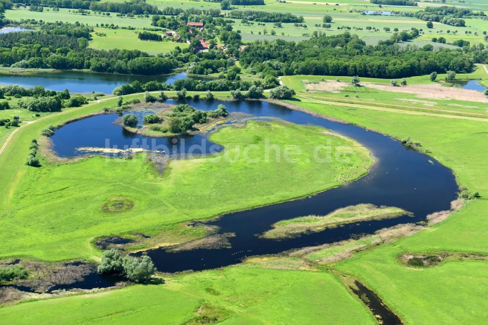 Luftbild Aulosen - Wasseroberfläche in der Garbe-Alandniederung in Aulosen im Bundesland Sachsen-Anhalt, Deutschland