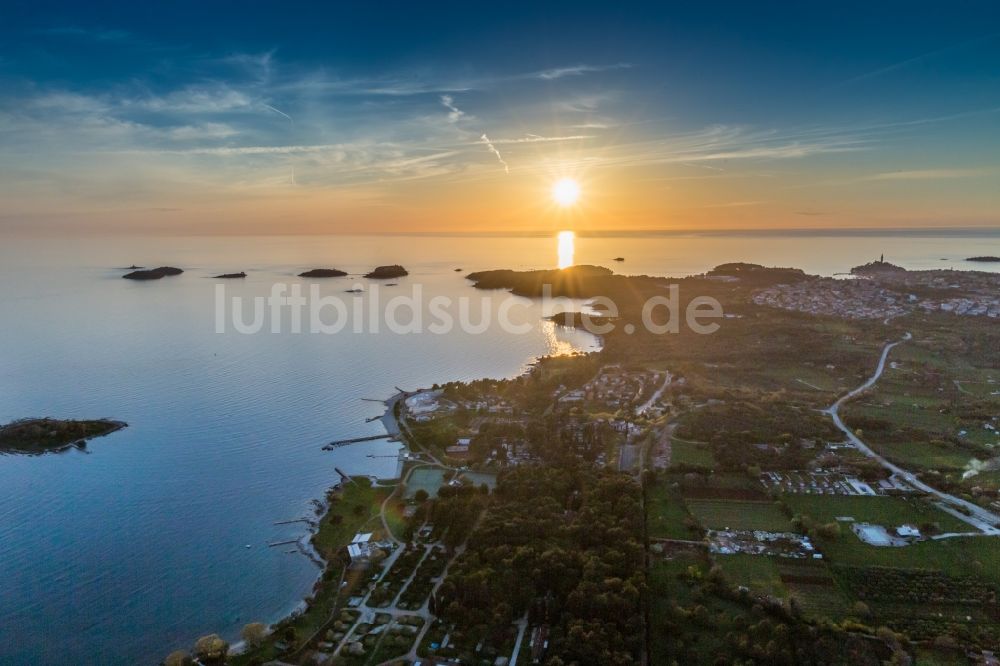 Luftaufnahme Rovinj - Wasseroberfläche an der Meeres- Küste der Adria bei Sonnenuntergang in Rovinj in Istirien - Istarska zupanija, Kroatien