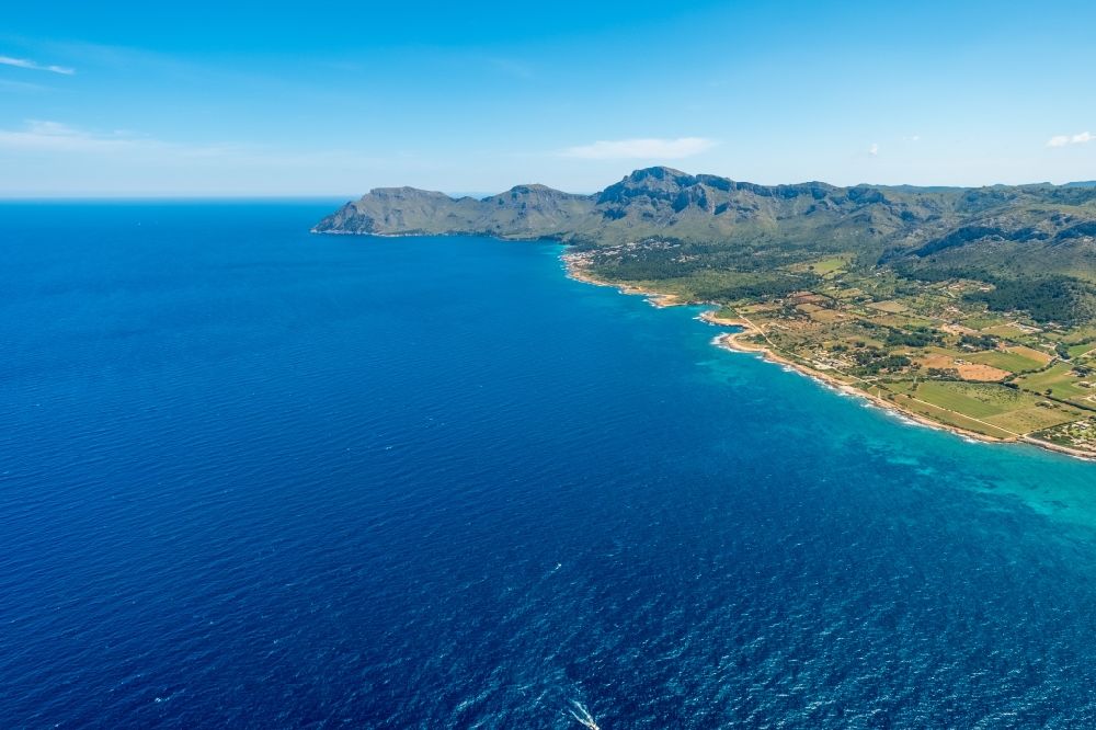 Luftbild Arta - Wasseroberfläche an der Meeres- Küste in Arta in Balearische Insel Mallorca, Spanien