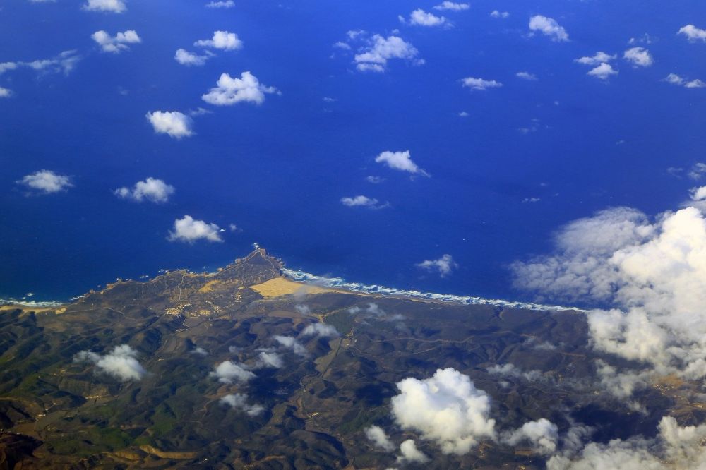 Luftbild Bordeira - Wasseroberfläche an der Meeres- Küste des Atlantik in Bordeira in Faro, Portugal