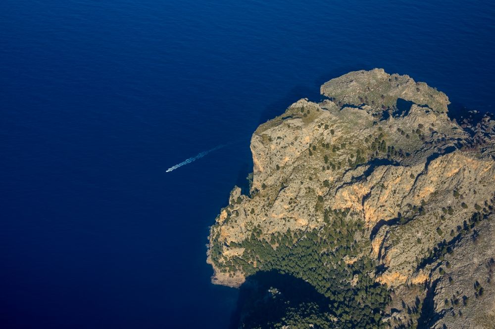 Escorca von oben - Wasseroberfläche an der Meeres- Küste des Balearen-Meer in Escorca in Balearische Insel Mallorca, Spanien