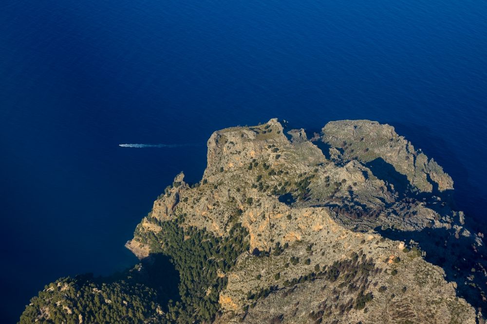 Escorca aus der Vogelperspektive: Wasseroberfläche an der Meeres- Küste des Balearen-Meer in Escorca in Balearische Insel Mallorca, Spanien