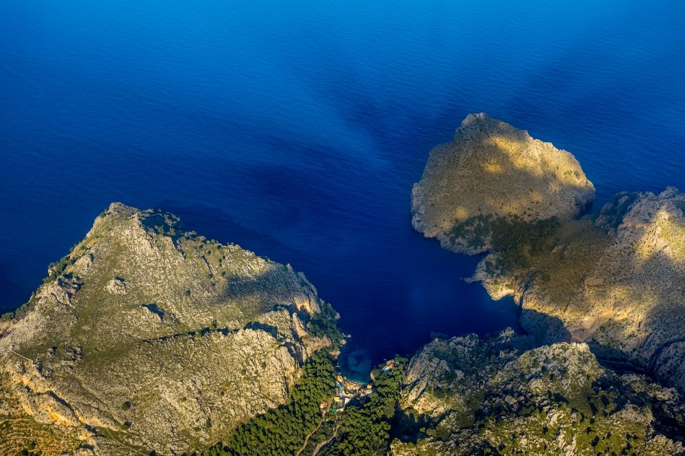Luftbild Escorca - Wasseroberfläche an der Meeres- Küste des Balearen-Meer in Escorca in Balearische Insel Mallorca, Spanien