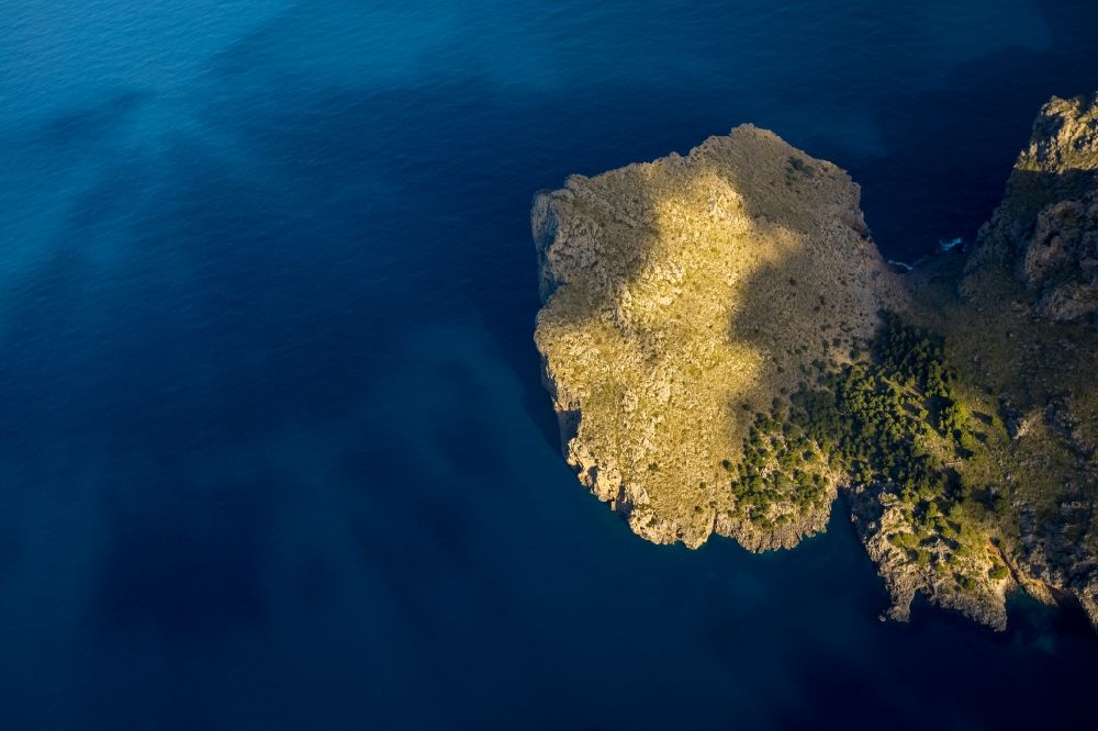 Luftaufnahme Escorca - Wasseroberfläche an der Meeres- Küste des Balearen-Meer in Escorca in Balearische Insel Mallorca, Spanien