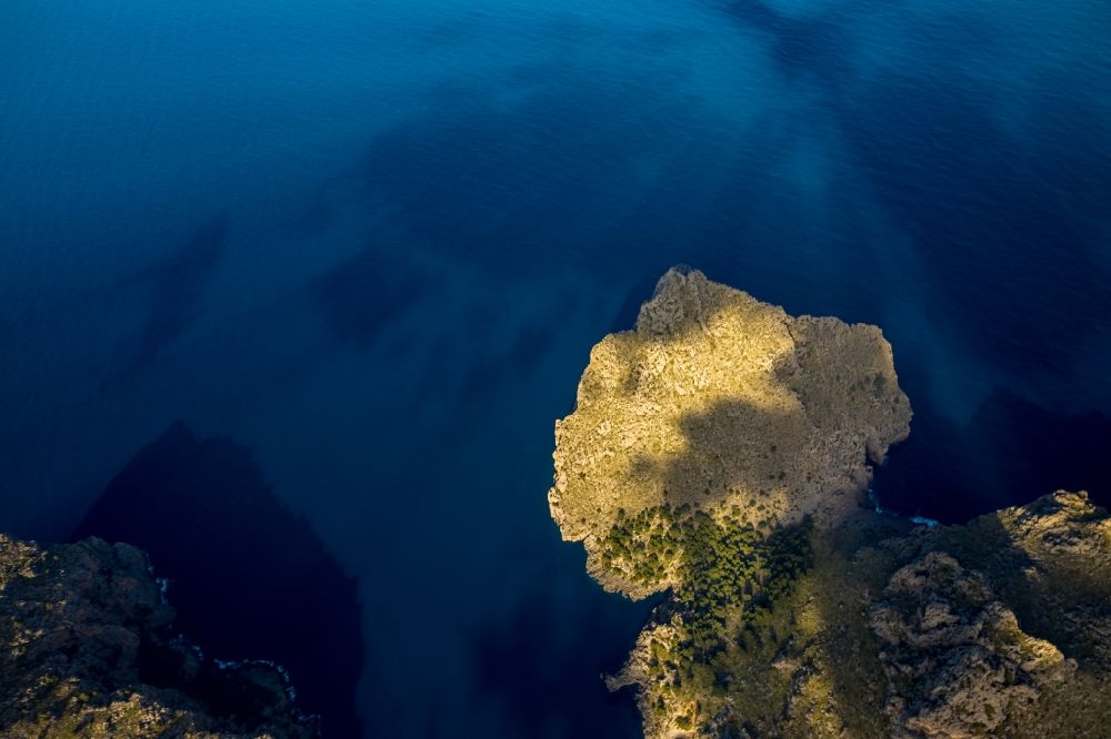 Escorca von oben - Wasseroberfläche an der Meeres- Küste des Balearen-Meer in Escorca in Balearische Insel Mallorca, Spanien