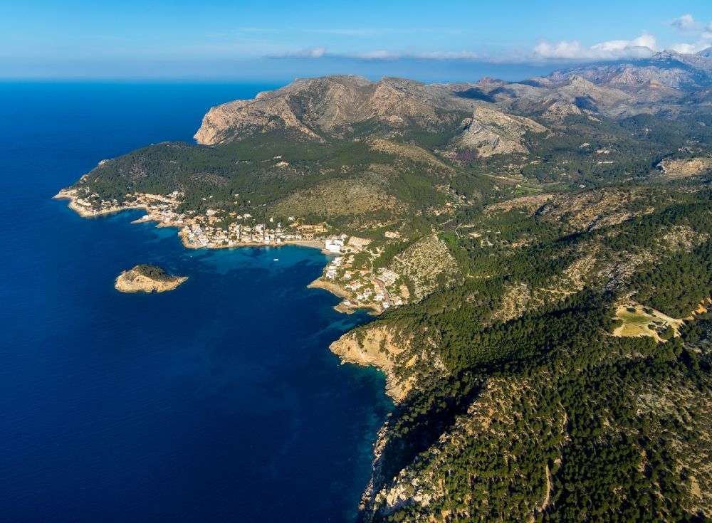 Sant Elm von oben - Wasseroberfläche an der Meeres- Küste des Balearen-Meer in Sant Elm auf der balearischen Mittelmeerinsel Mallorca, Spanien
