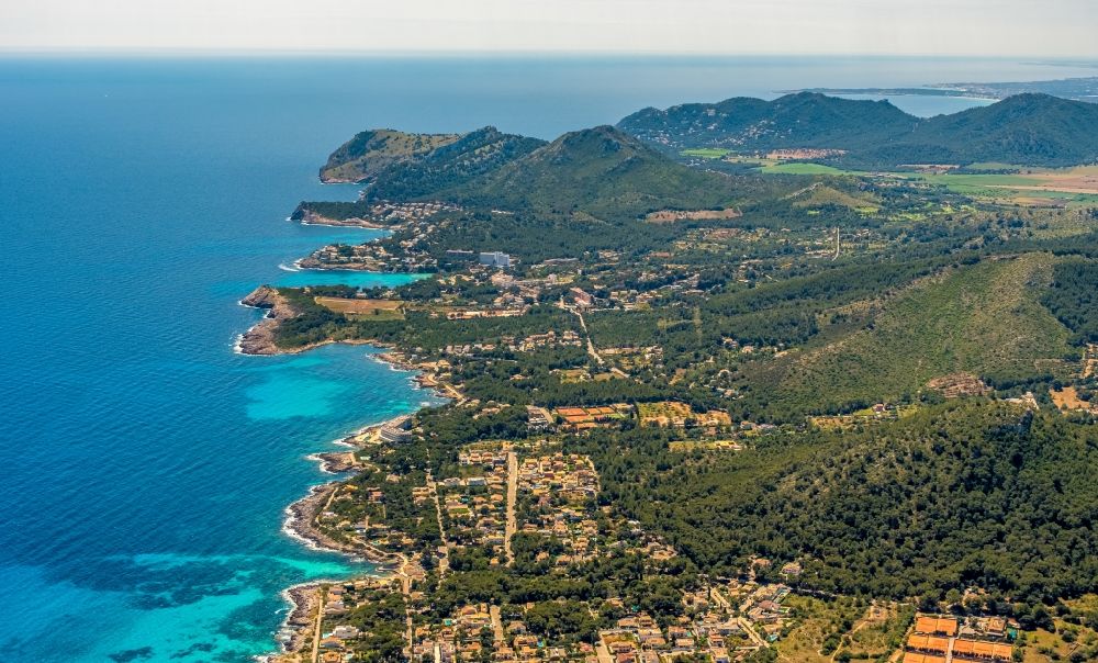 Luftbild Pedruscada - Wasseroberfläche an der Meeres- Küste bei der Bucht Cala des Tamarells in Pedruscada in Balearische Insel Mallorca, Spanien