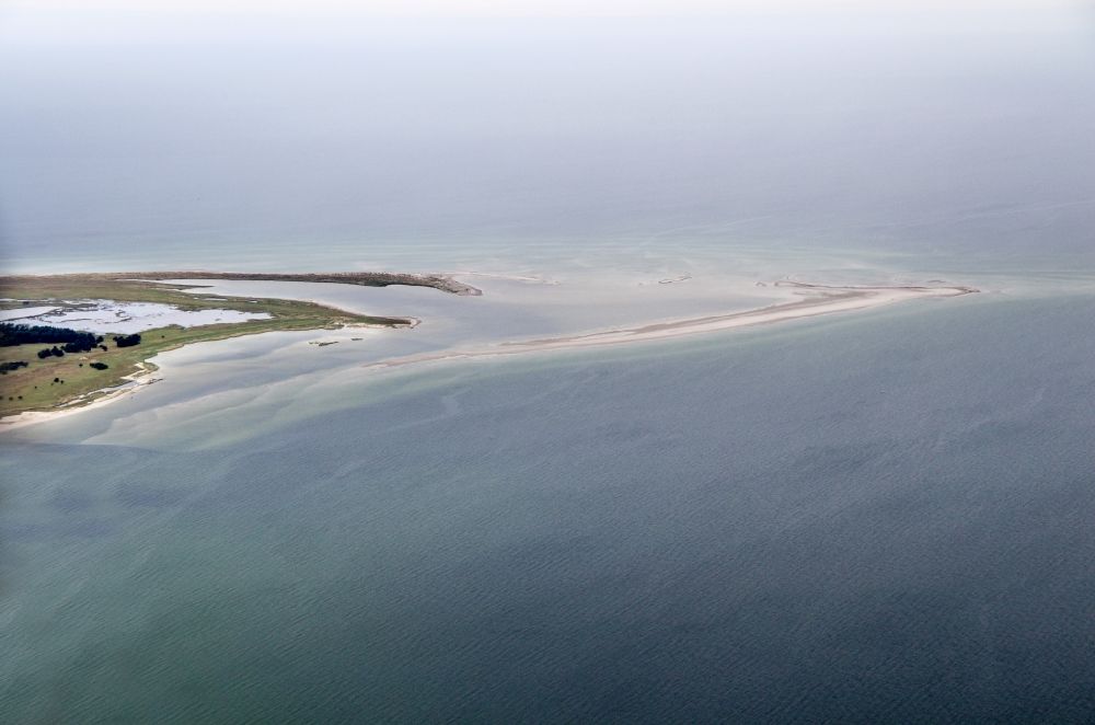 Luftaufnahme Born am Darß - Wasseroberfläche an der Meeres- Küste in Born am Darß im Bundesland Mecklenburg-Vorpommern, Deutschland
