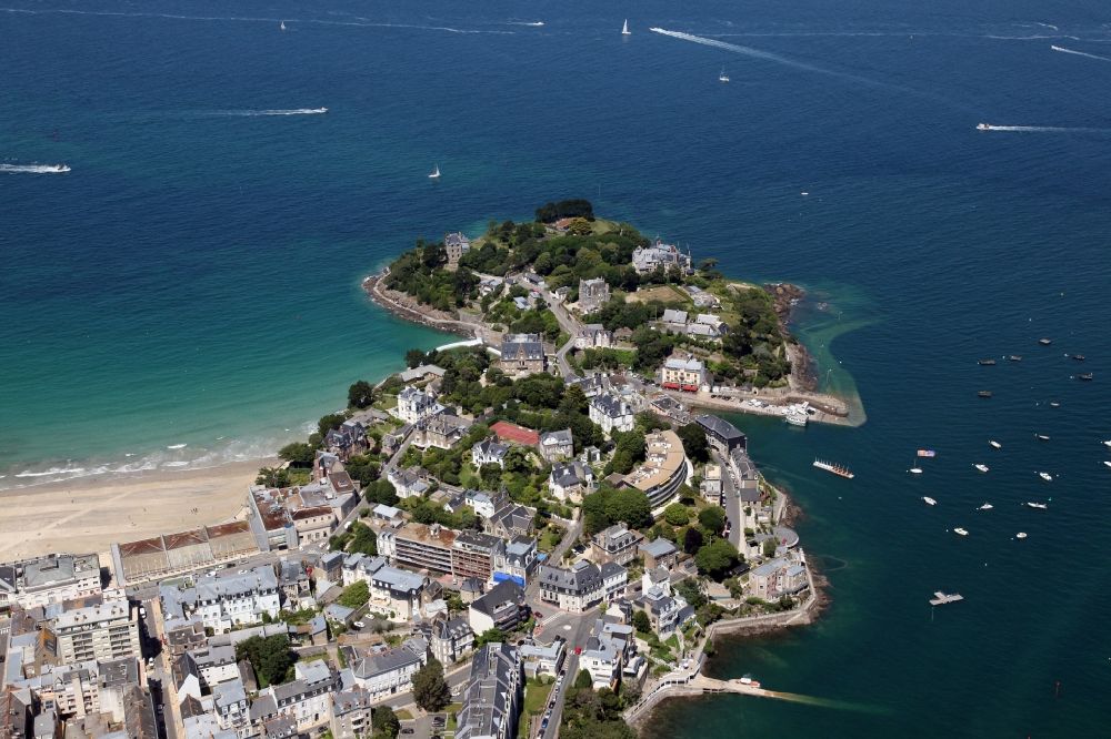Luftbild Dinard - Wasseroberfläche an der Meeres- Küste vor Dinard in Bretagne, Frankreich
