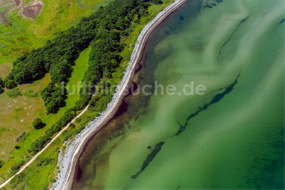 Geltinger Birk aus der Vogelperspektive: Wasseroberfläche an der Meeres- Küste am Geltinger Birk im Bundesland Schleswig-Holstein, Deutschland