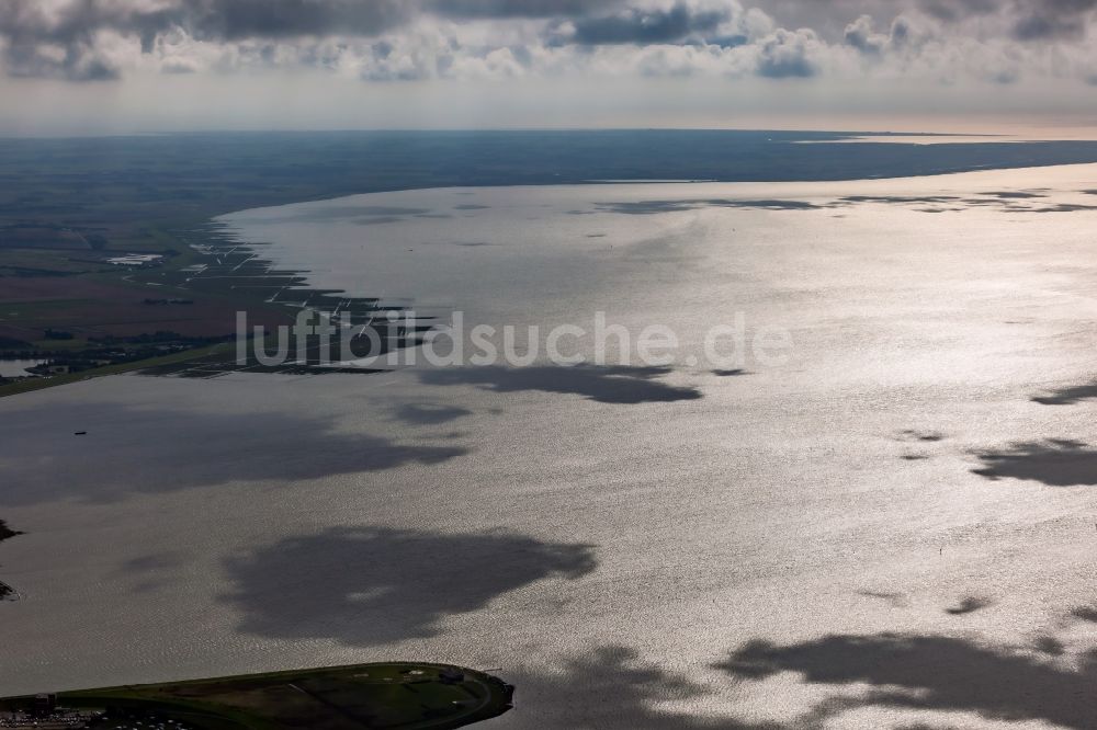 Husum aus der Vogelperspektive: Wasseroberfläche an der Meeres- Küste Husumer Bucht in Husum im Bundesland Schleswig-Holstein, Deutschland