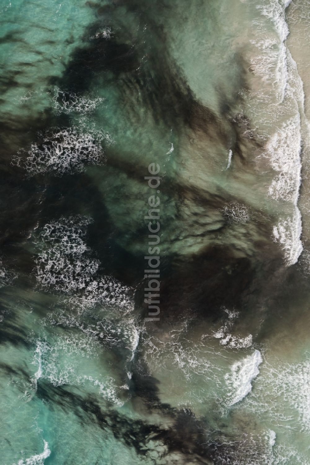Llucmajor aus der Vogelperspektive: Wasseroberfläche an der Meeres- Küste des Mittelmeer in Llucmajor auf der balearischen Mittelmeerinsel Mallorca, Spanien