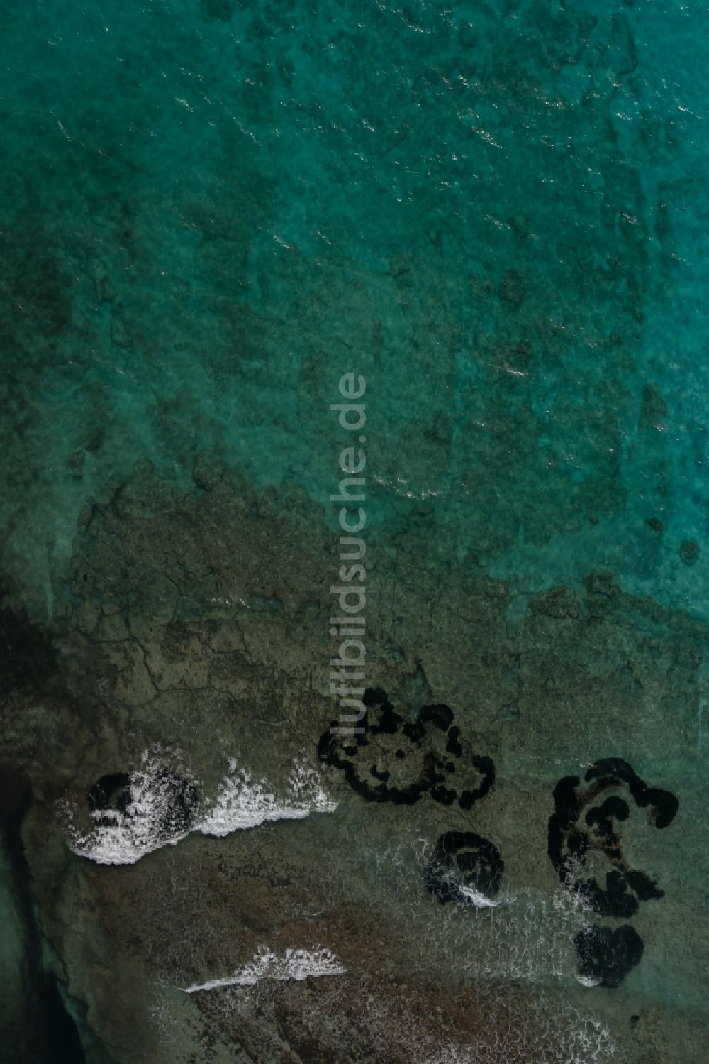 Llucmajor aus der Vogelperspektive: Wasseroberfläche an der Meeres- Küste des Mittelmeer in Llucmajor auf der balearischen Mittelmeerinsel Mallorca, Spanien