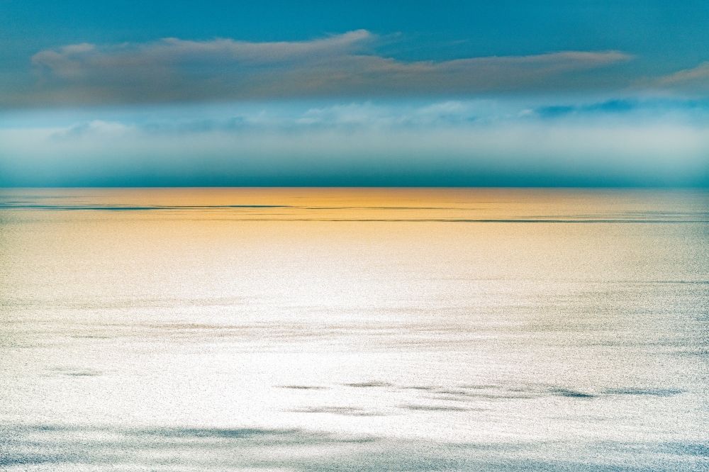 Sylt aus der Vogelperspektive: Wasseroberfläche an der Meeres- Küste der Nordsee-Insel Sylt bei Rantum im Bundesland Schleswig-Holstein, Deutschland