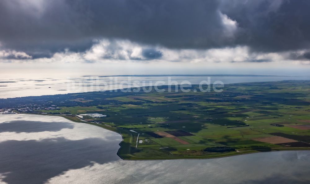 Luftaufnahme Wyk auf Föhr - Wasseroberfläche an der Meeres- Küste der Nordsee in Wyk auf Föhr im Bundesland Schleswig-Holstein, Deutschland