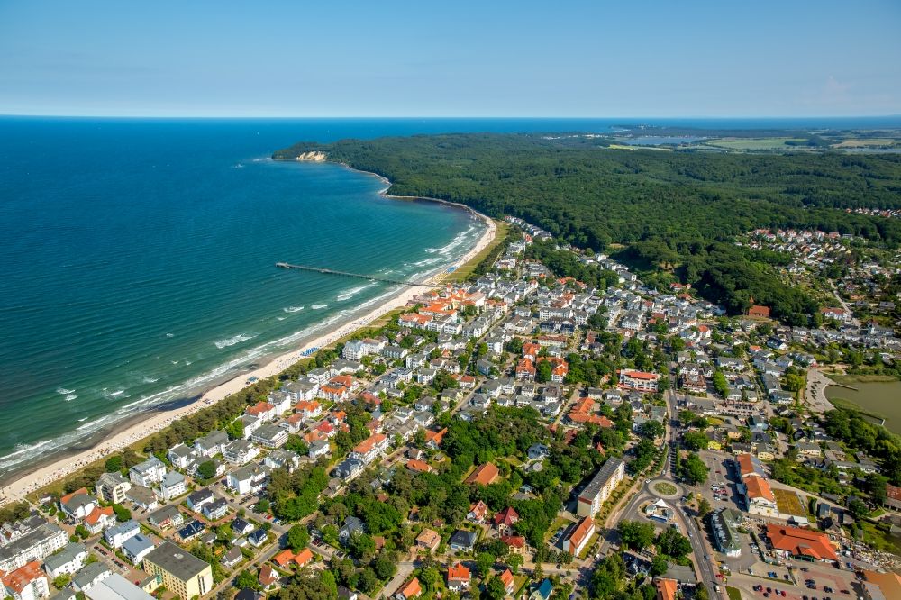 Luftaufnahme Binz - Wasseroberfläche an der Meeres- Küste der Ostsee in Binz im Bundesland Mecklenburg-Vorpommern