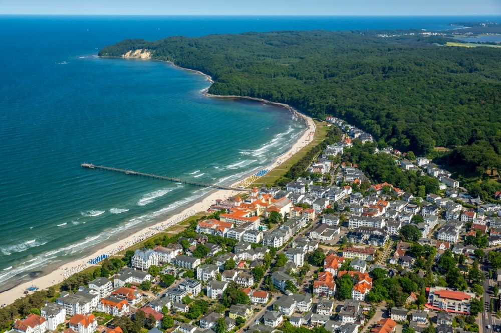 Binz aus der Vogelperspektive: Wasseroberfläche an der Meeres- Küste der Ostsee in Binz im Bundesland Mecklenburg-Vorpommern