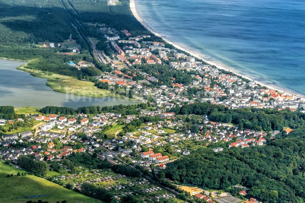 Luftaufnahme Binz - Wasseroberfläche an der Meeres- Küste der Ostsee in Binz im Bundesland Mecklenburg-Vorpommern
