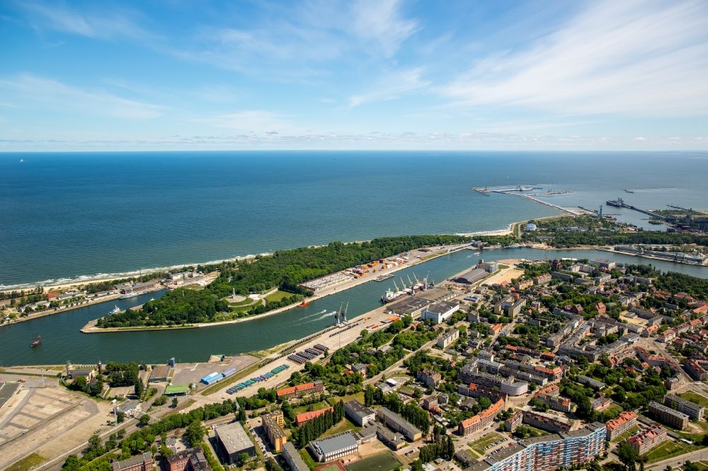 Luftaufnahme Gdansk - Danzig - Wasseroberfläche an der Meeres- Küste der Ostsee an der Westerplatte in Gdansk - Danzig in Pomorskie, Polen