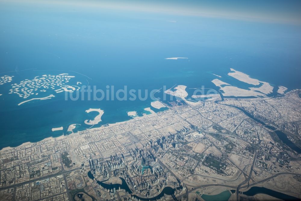 Luftbild Dubai - Wasseroberfläche an der Meeres- Küste des Persischen Golfes in Dubai in Vereinigte Arabische Emirate