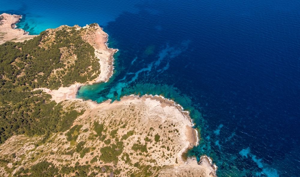 Luftaufnahme Arta - Wasseroberfläche an der Meeres- Küste am Strand Cala Matzoc in Arta in Balearische Insel Mallorca, Spanien