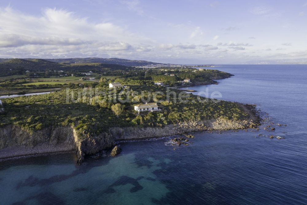 Luftaufnahme Perd'e Sali - Wasseroberfläche an der Meeres- Küste des Tyrrhenische Meer im Mittelmeer in Perd'e Sali in Sardinien, Italien