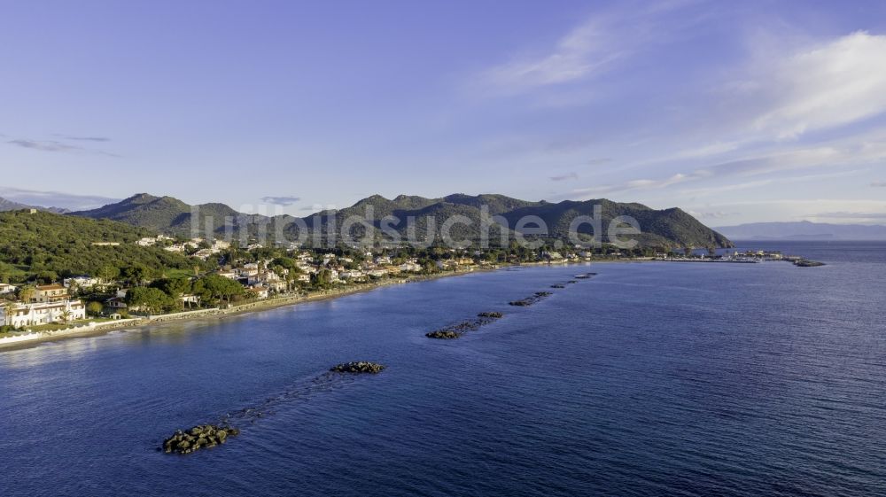 Luftbild Perd'e Sali - Wasseroberfläche an der Meeres- Küste des Tyrrhenische Meer im Mittelmeer in Perd'e Sali in Sardinien, Italien