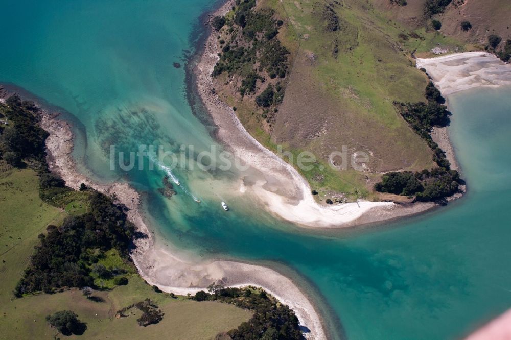 Luftaufnahme Wyuna Bay - Wasseroberfläche an der Meeres- Küste zwischen zwei Inseln in der Mcgregor Bucht in Wyuna Bay in Waikato, Neuseeland