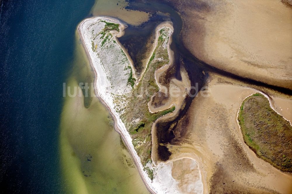 Luftbild Insel Hiddensee - Wasseroberfläche mit Sandbank an der Meeres- Küste der Ostsee auf der Insel Hiddensee im Bundesland Mecklenburg-Vorpommern