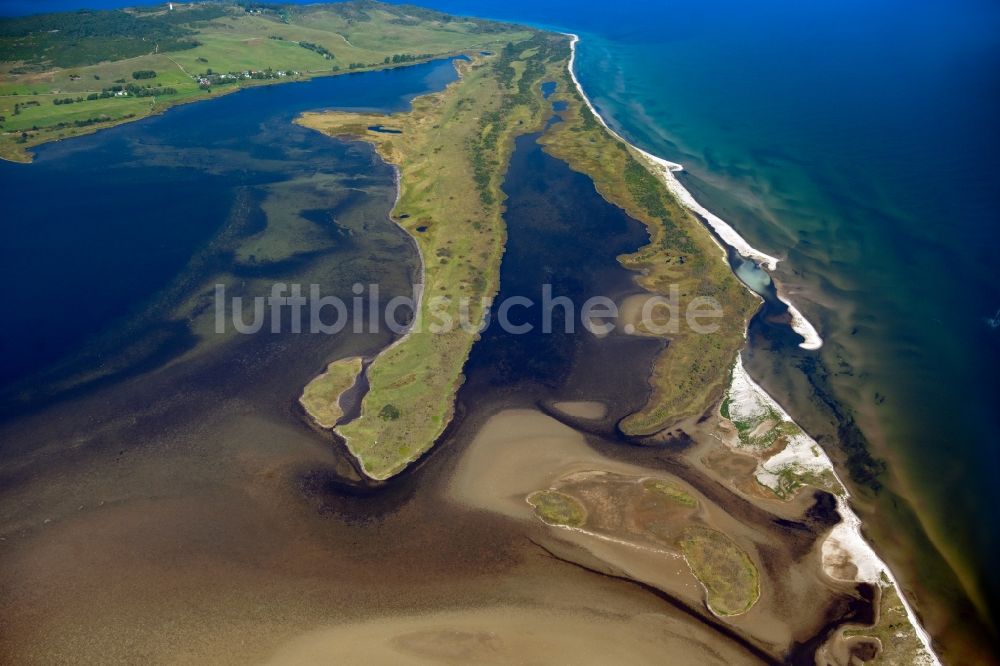 Luftaufnahme Insel Hiddensee - Wasseroberfläche mit Sandbank an der Meeres- Küste der Ostsee auf der Insel Hiddensee im Bundesland Mecklenburg-Vorpommern