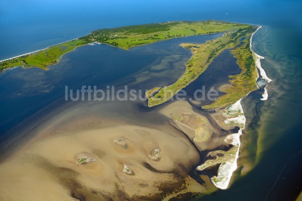 Insel Hiddensee aus der Vogelperspektive: Wasseroberfläche mit Sandbank an der Meeres- Küste der Ostsee auf der Insel Hiddensee im Bundesland Mecklenburg-Vorpommern