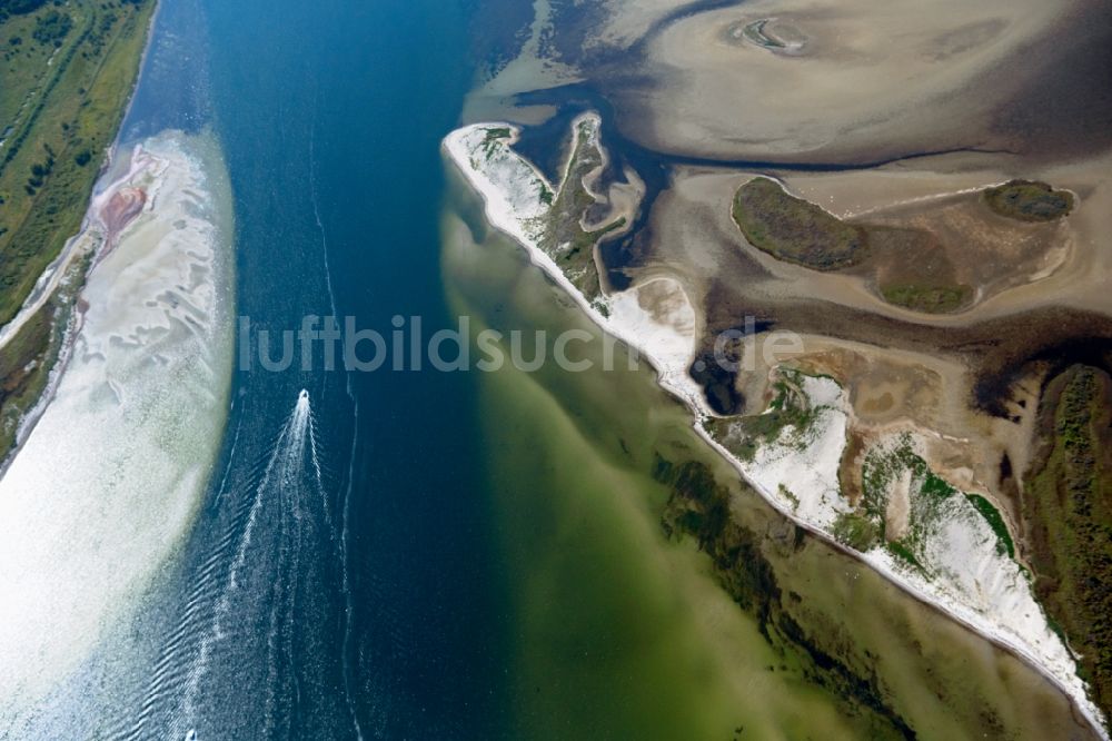 Luftaufnahme Insel Hiddensee - Wasseroberfläche mit Sandbank an der Meeres- Küste der Ostsee auf der Insel Hiddensee im Bundesland Mecklenburg-Vorpommern