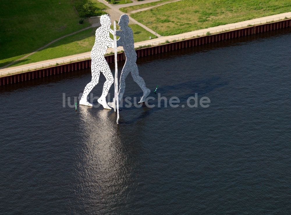 Berlin Treptow aus der Vogelperspektive: Wasseroberfläche der Spree mit der Skulpture des Berlin molecule man in Berlin Treptow