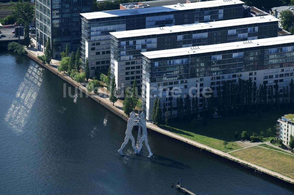 Berlin aus der Vogelperspektive: Wasseroberfläche der Spree mit der Skulpture des Berlin molecule man in Berlin Treptow